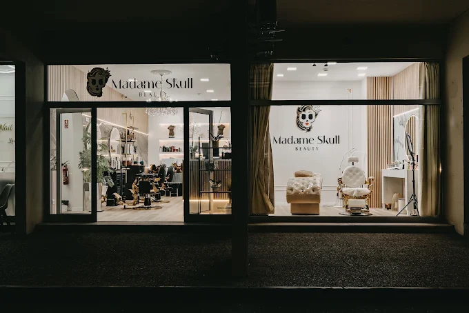 Fachada iluminada da Madame Skull Beauty à noite nos Piornais