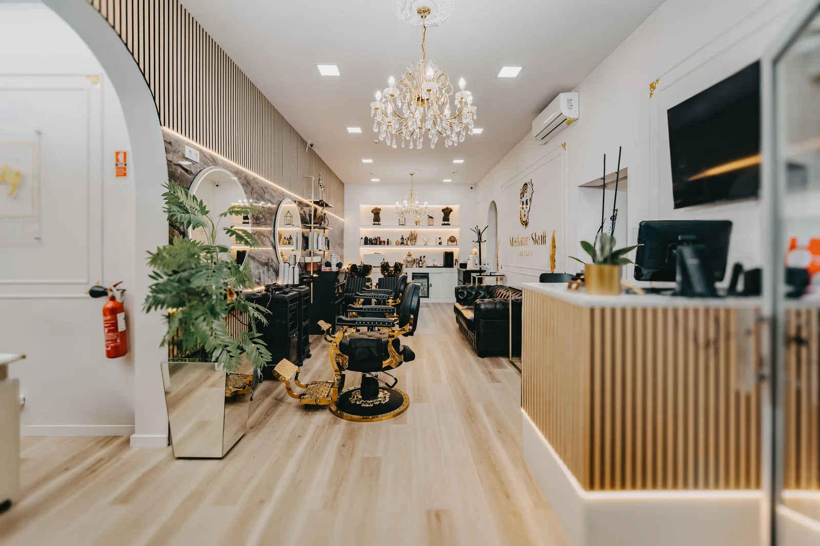 Bright interior of Madame Skull Beauty in Piornais