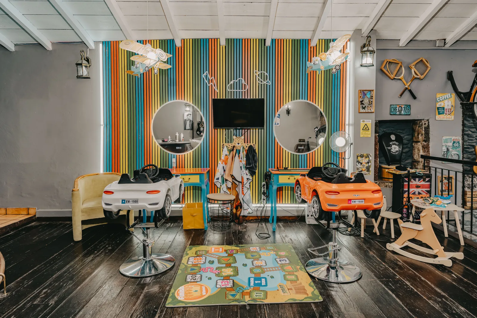 Children’s car-shaped chairs in the colourful room at Old Skull Rua dos Aranhas