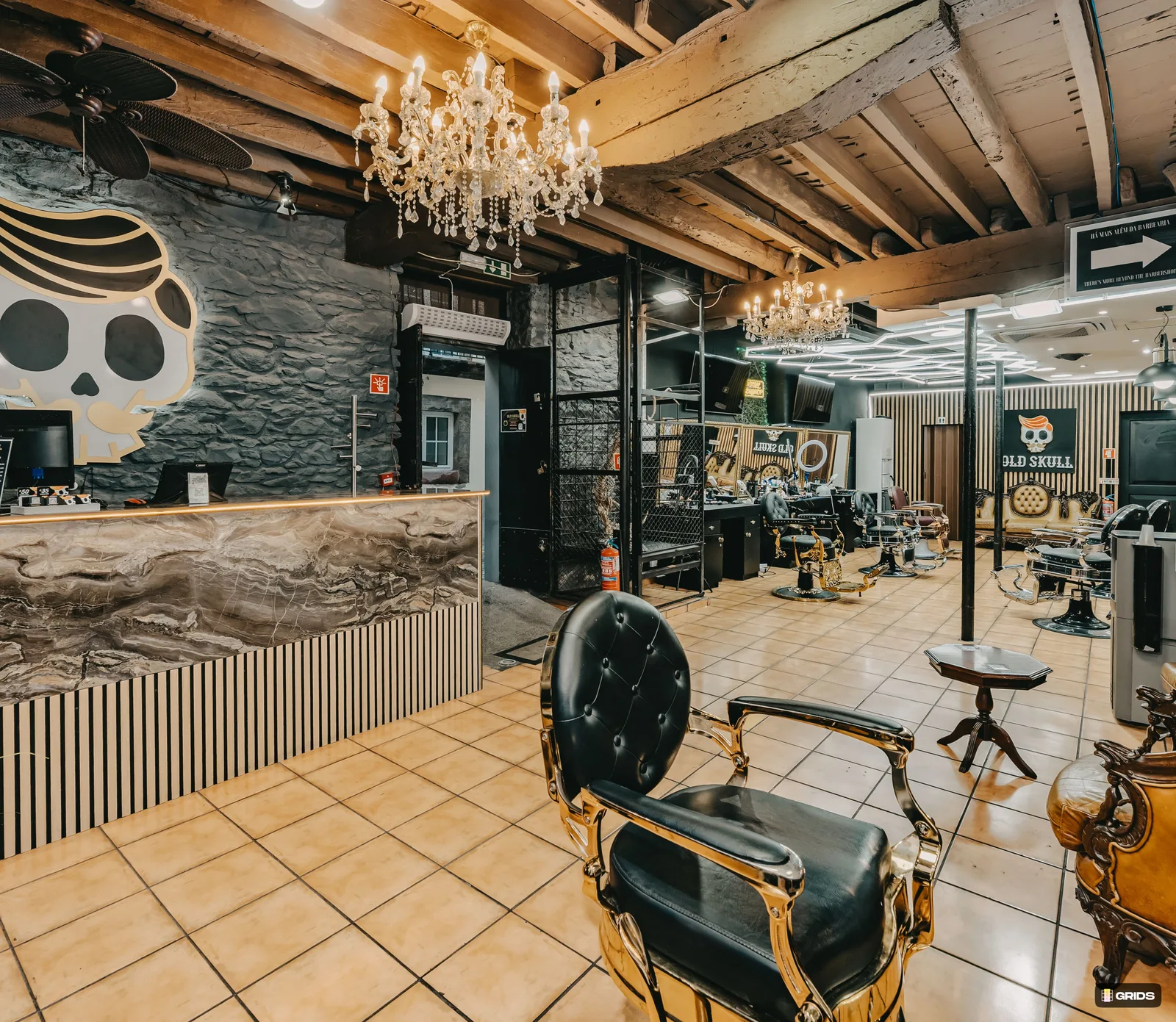 Old Skull emblem counter and barber chairs on Rua dos Aranhas