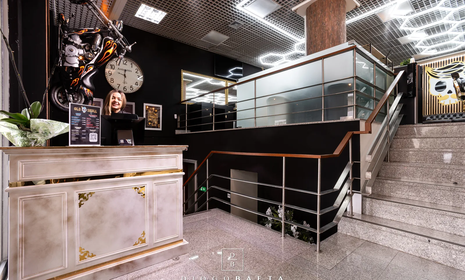 Receção e acesso às salas da Old Skull BarberShop no Fórum Madeira