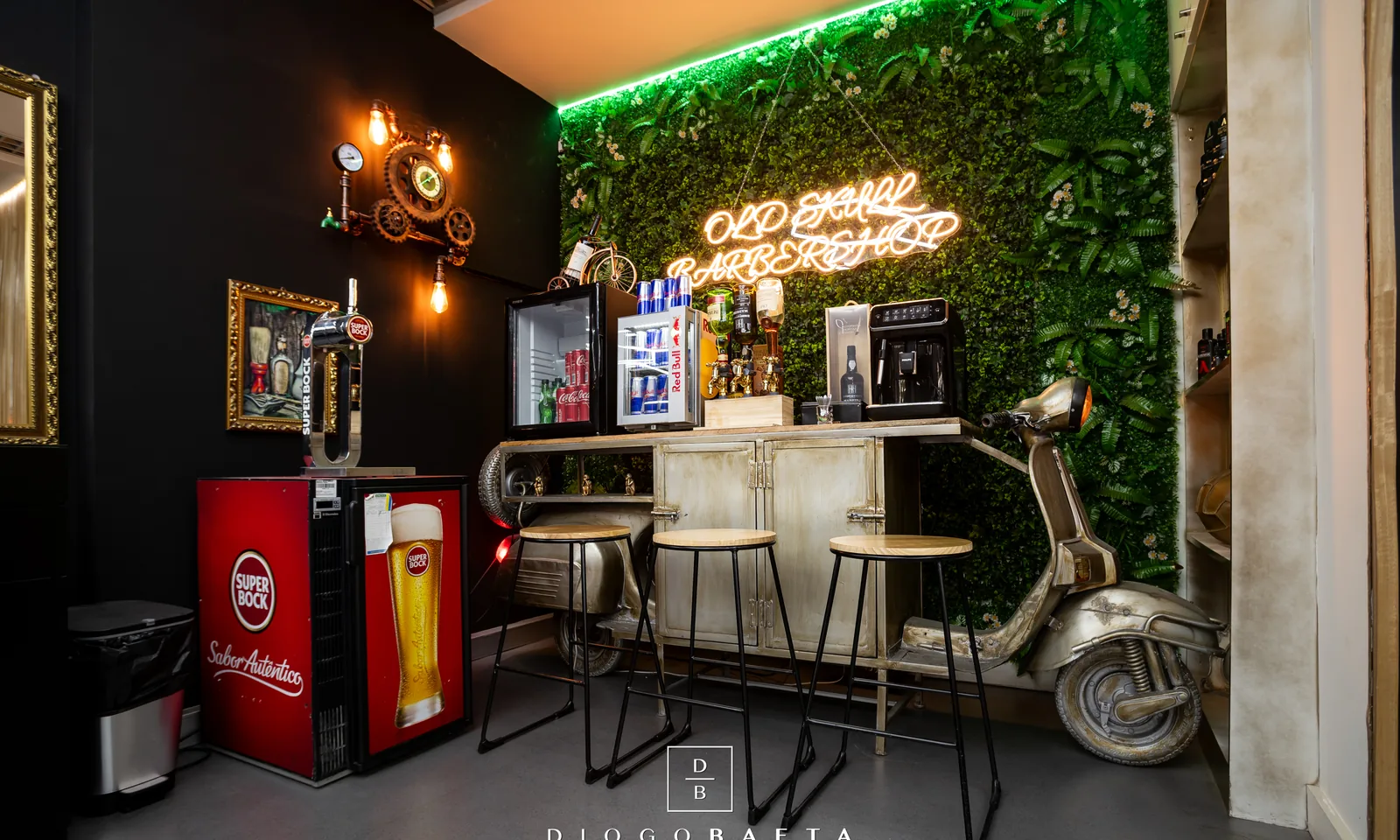 Zona de bebidas e convívio da Old Skull BarberShop no Fórum Madeira